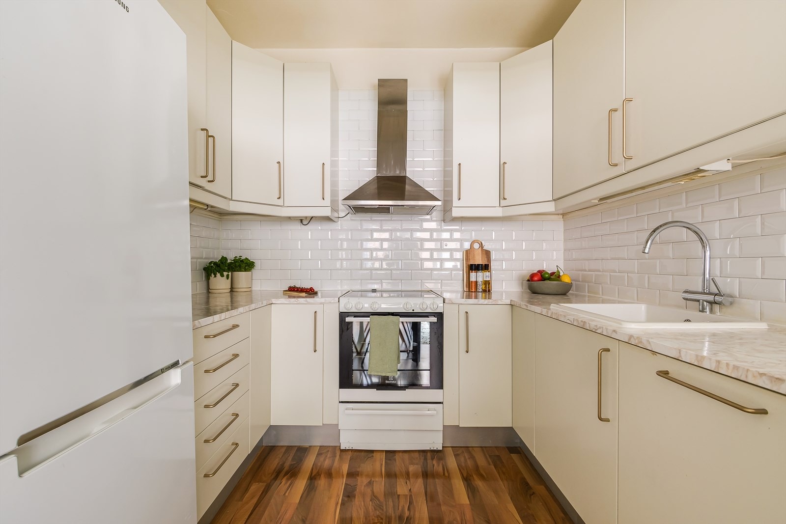 Moderne og lekkert IKEA-kjøkken med en god kombinasjon av skap- og benkeplass. Galleribilde