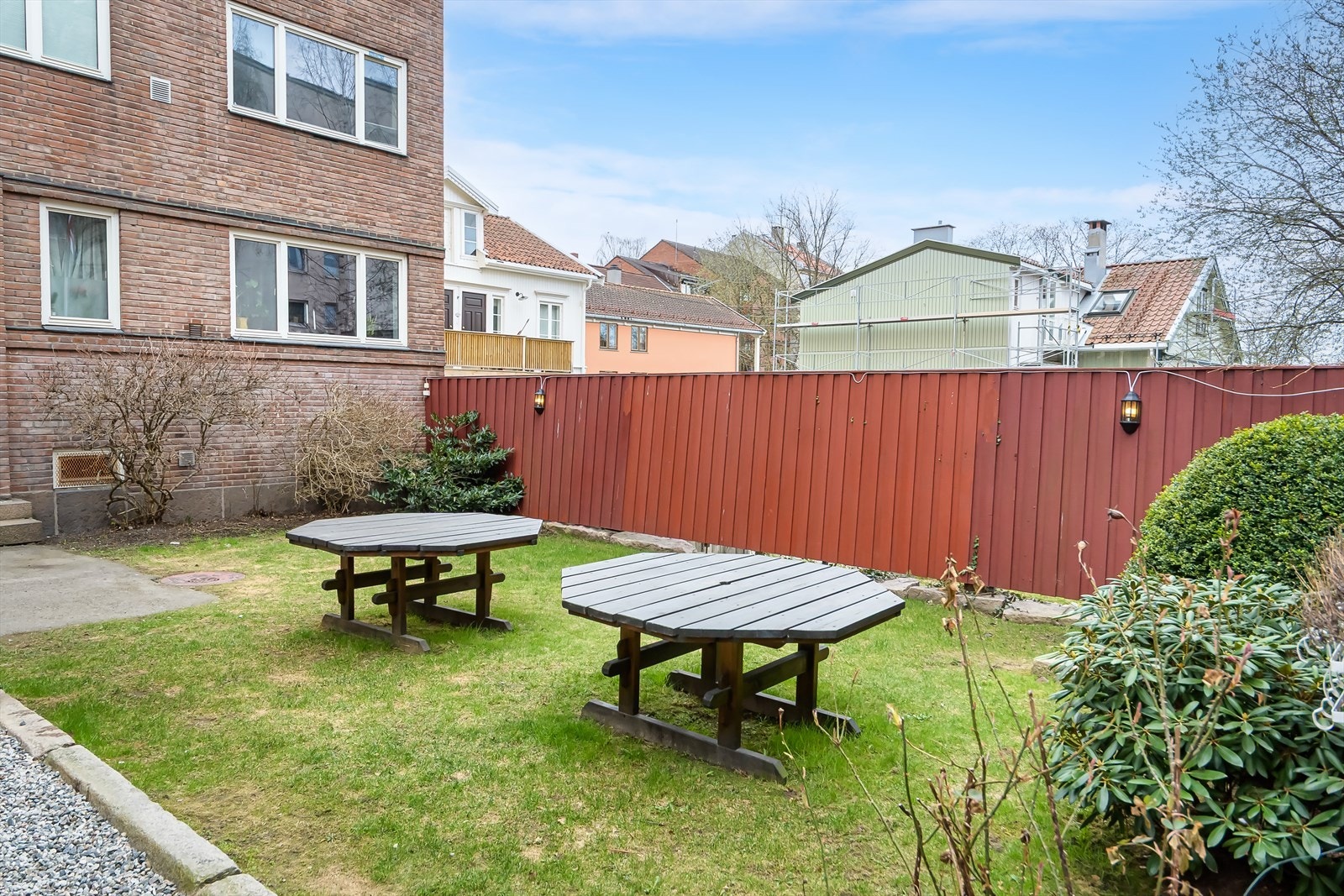 Bakgården innbyr til idylliske sommerkvelder. Galleribilde