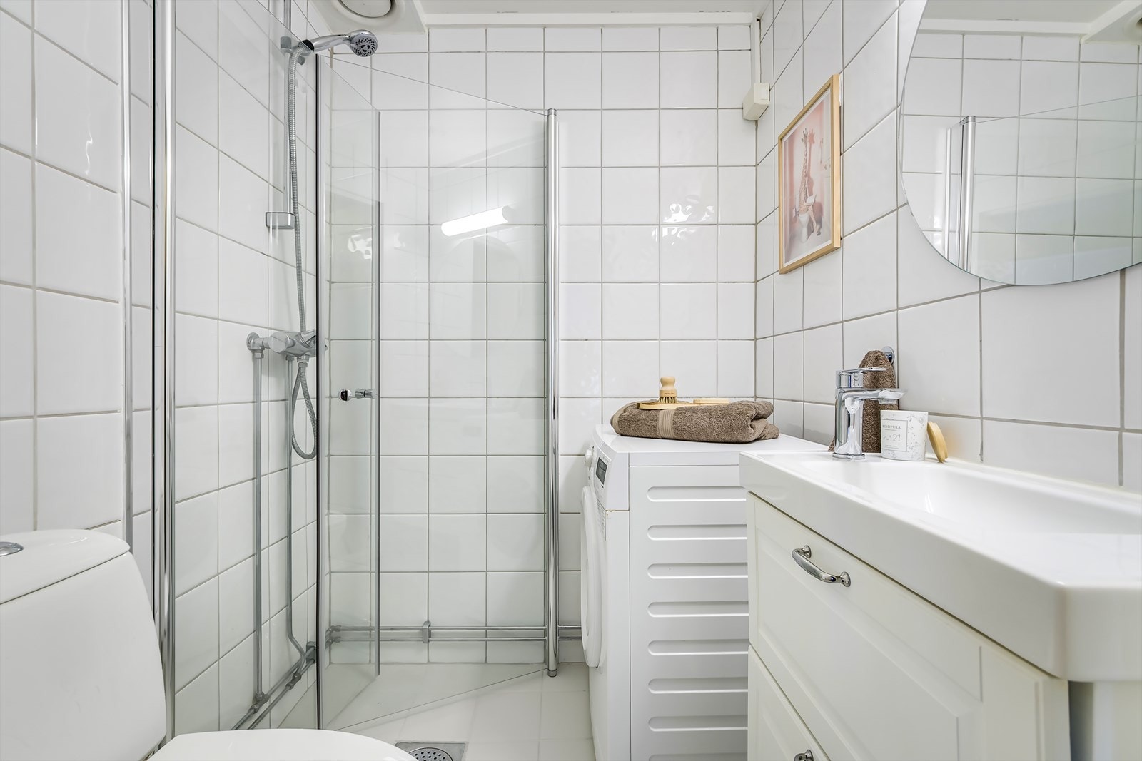 Lyst og delikat flislagt baderom med behagelige varmekabler i gulv. Galleribilde