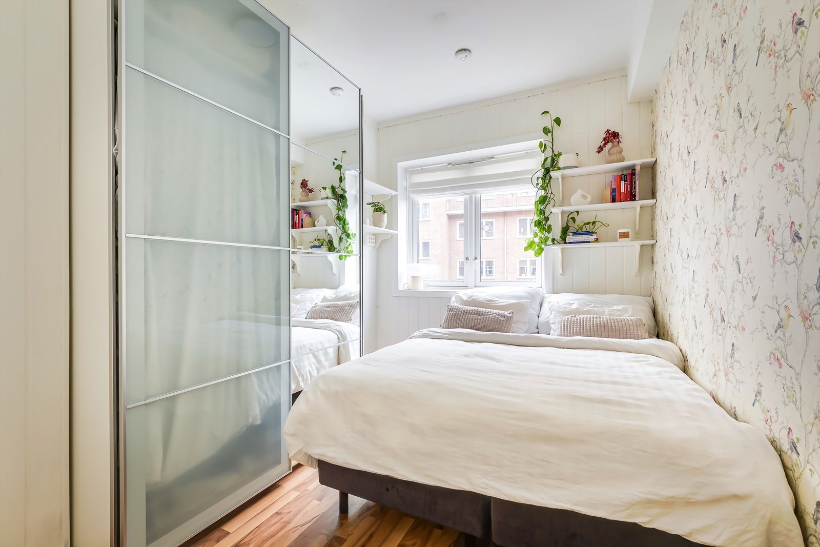 Stort soverom med romslig garderobeløsning og god plass til dobbeltseng og øvrig møblement. Galleribilde