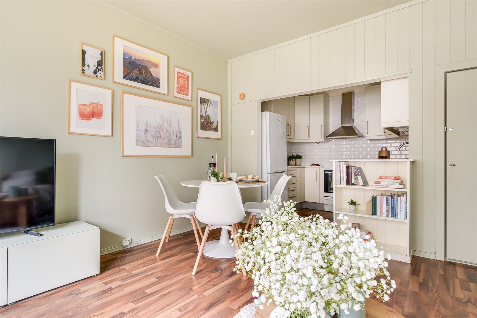 Mellom stuen og kjøkkenet er det plass til å innrede med en romslig spisegruppe. Galleribilde