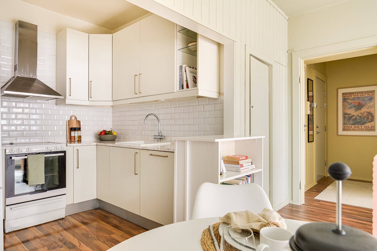 Her kan du enkelt underholde gjestene mens du ferdigstiller maten. Galleribilde