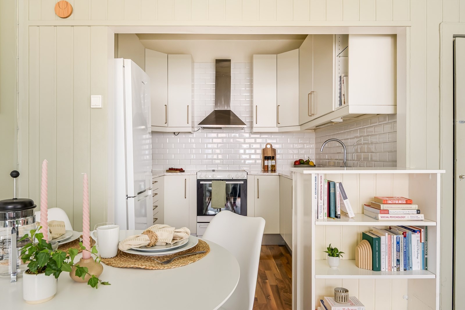 Kjøkkenet ligger i en åpen, men likevel tilbaketrukket løsning fra stuen. Galleribilde