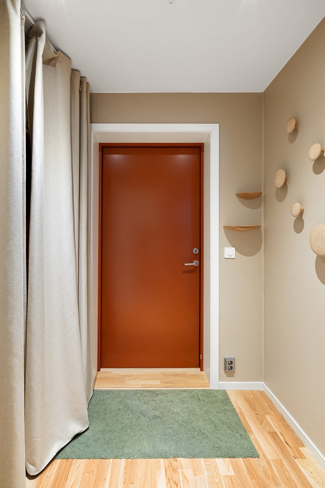 Entreen har god plass til å henge fra seg yttertøy. Galleribilde