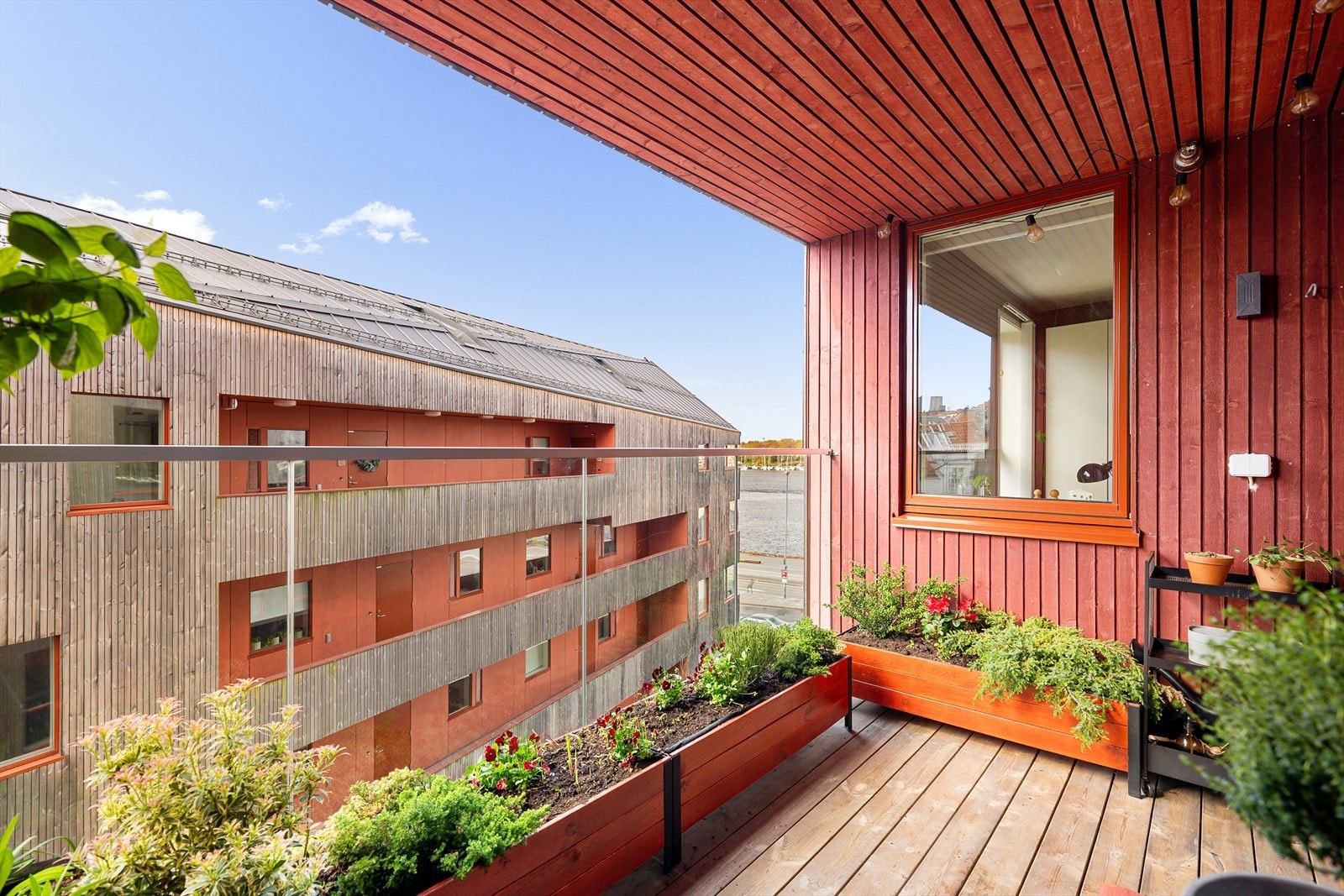 Koselig balkong med gode solforhold og utsikt mot sjøen. Galleribilde