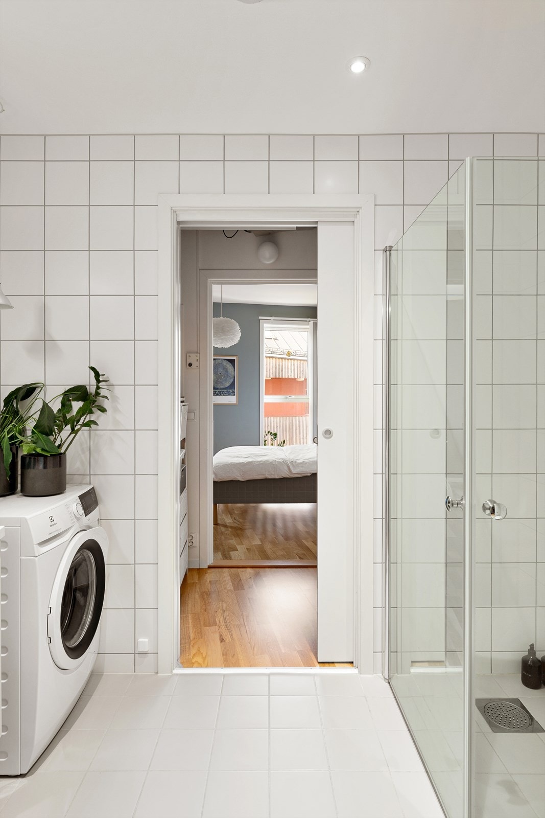 Badet er lyst og delikat, med flislagte vegger og gulv samt gulvvarme. Galleribilde