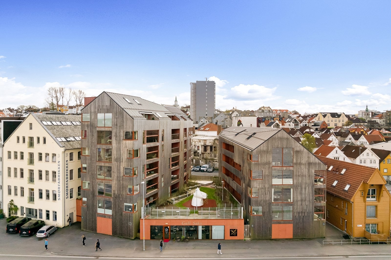 Midt i hjertet av Stavanger sentrum, der sjøhusene en gang preget bybildet, finner du Skutene. Dette boligprosjektet ble utviklet i 2018 med omtanke for både historie og fremtid. Galleribilde