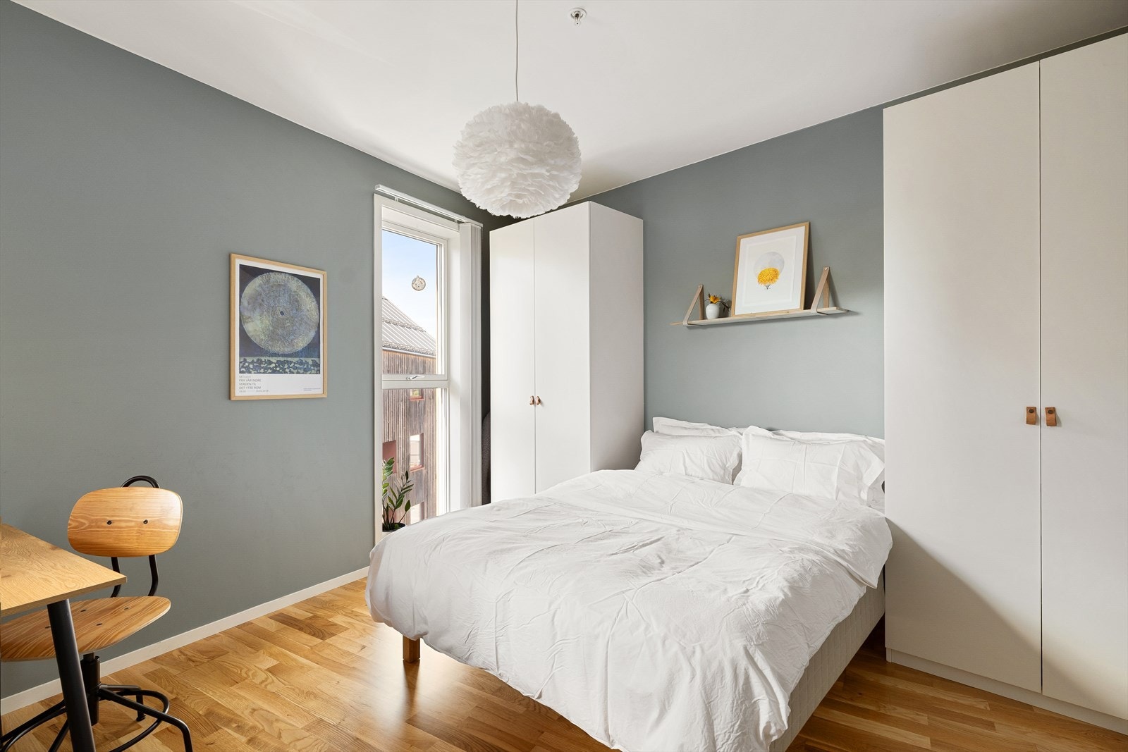 Leiligheten har ett soverom med garderobeskap og plass til dobbeltseng og skrivepult. Galleribilde