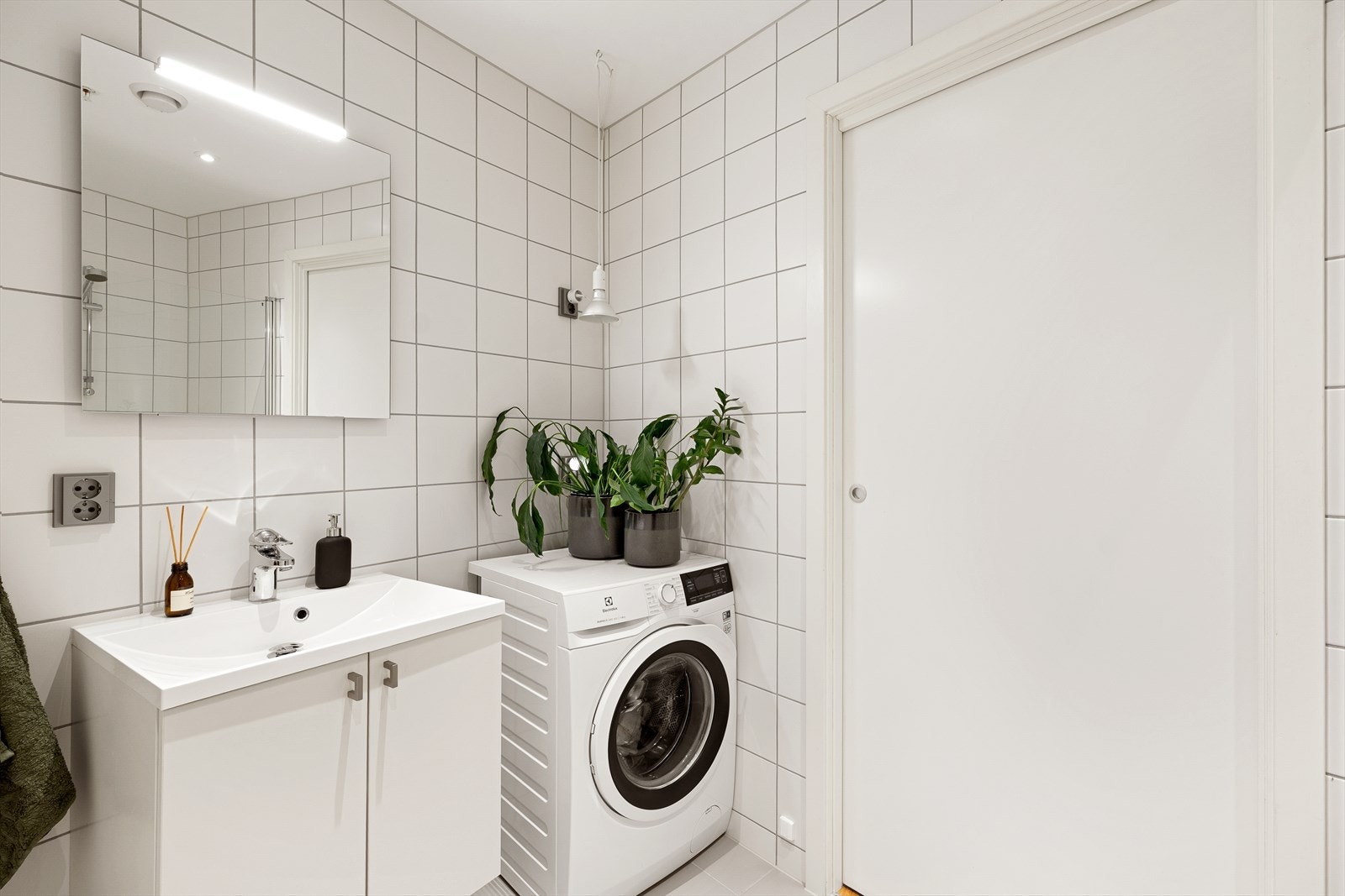 Det er også opplegg for vaskemaskin og plass til tørketrommel i høyden. Galleribilde