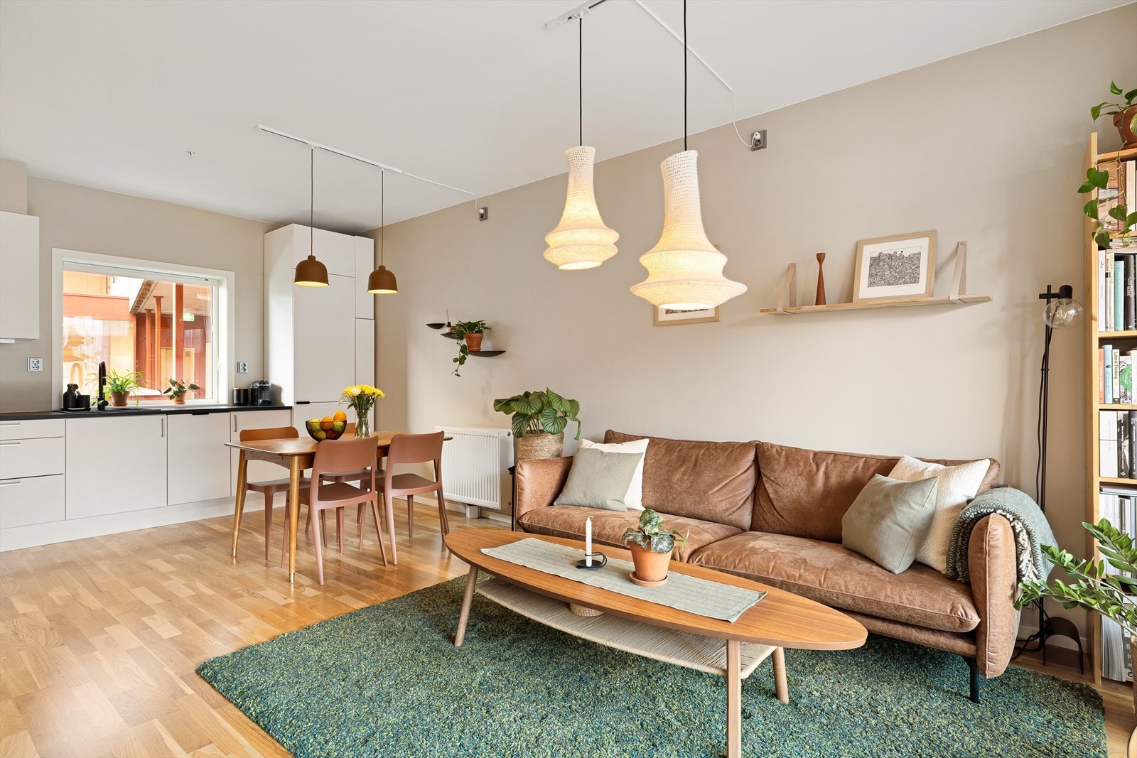 Stuen er åpen og romslig, med store vindusflater som slipper inn rikelig med naturlig lys fra to sider. Galleribilde