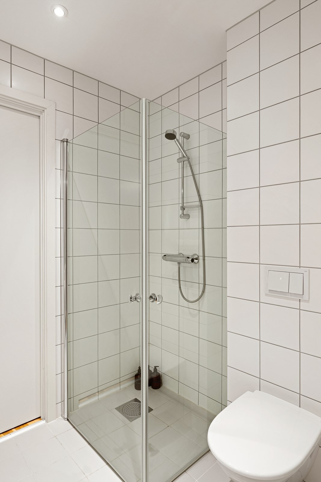 Det er innredet med dusjhjørne, vegghengt toalett og baderomsinnredning med skapplass. Galleribilde