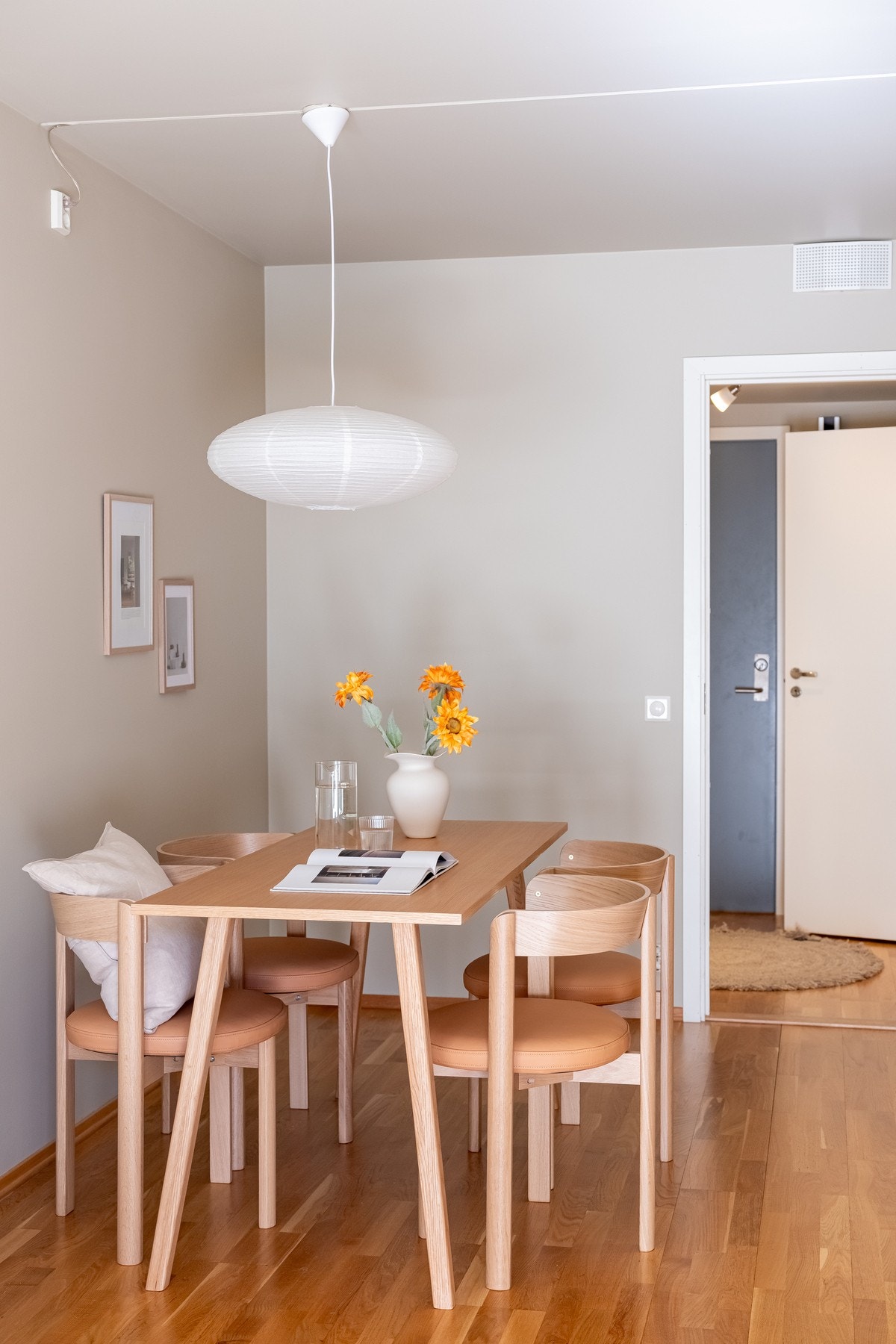 Mellom stue og kjøkken er det plass for spisebordsgruppe. Galleribilde