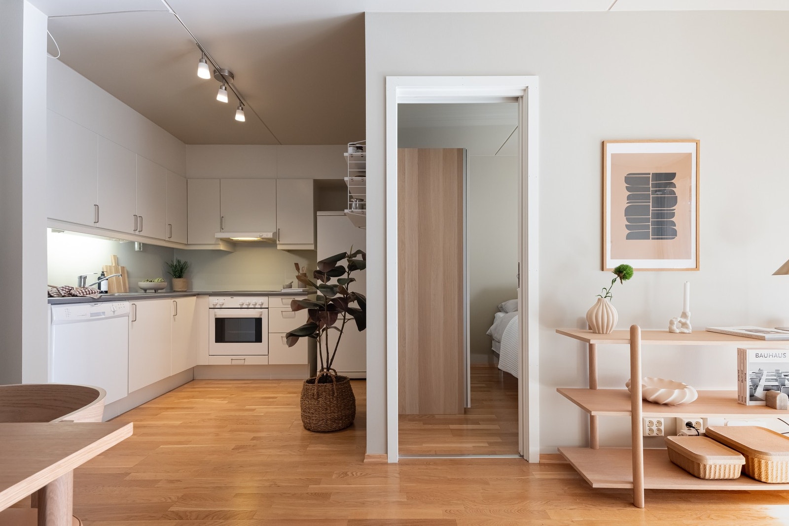 Via plassbesparende skyvedører kommer du inn til boligens soverom. Galleribilde