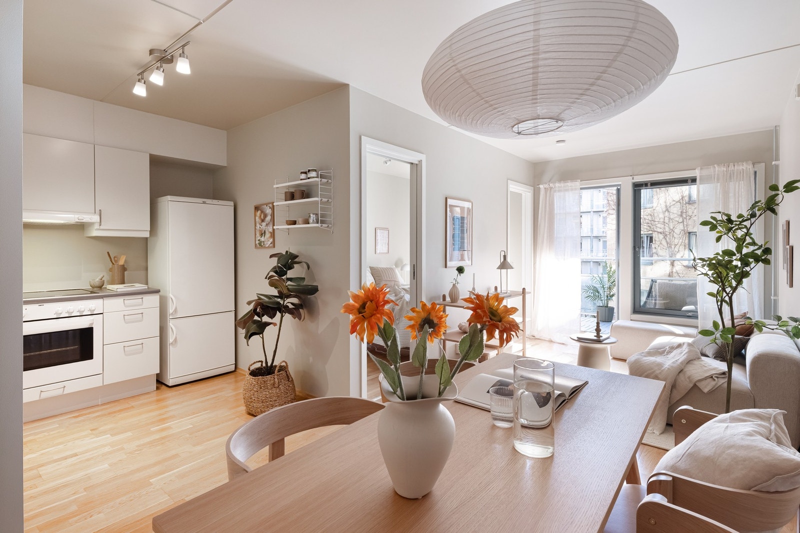 Hvitevarer som komfyr med platetopp, oppvaskmaskin og kjøleskap med frysedel medfølger selvsagt. Galleribilde