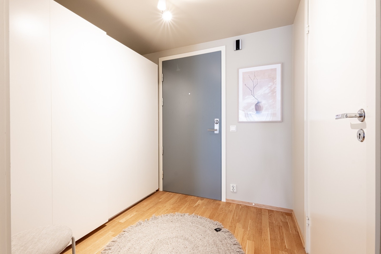 Entréen er lys og romslig med plass til knaggoppheng, speil og lignende. Galleribilde