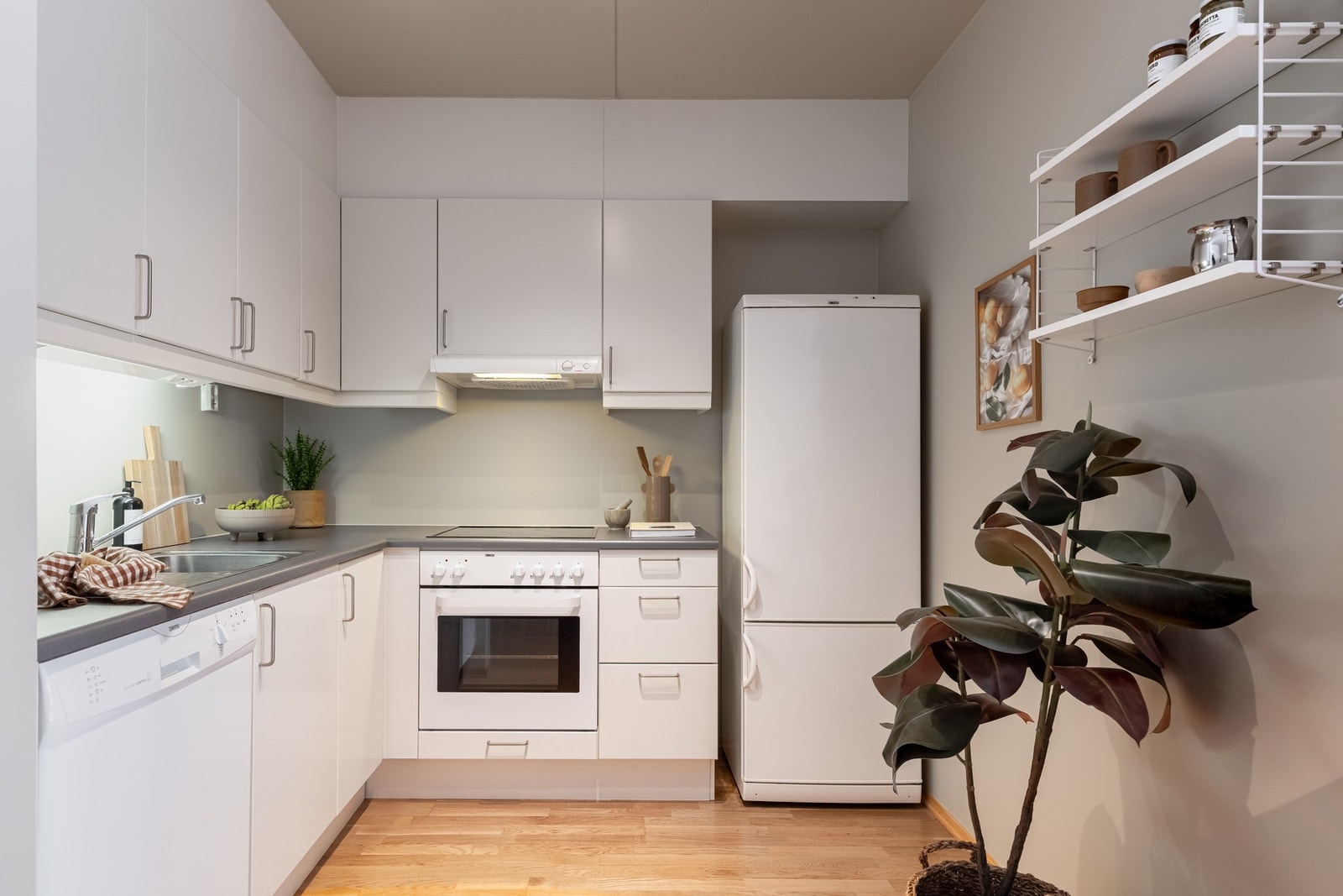 Godt utnyttet med mye skap, skuffer og benkeplass. Galleribilde