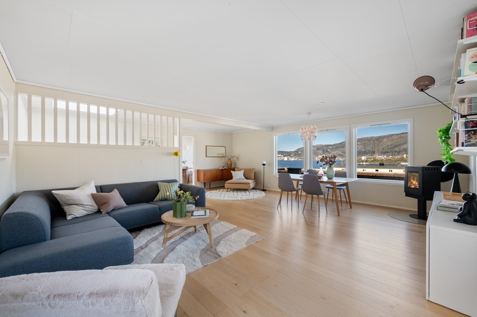 - Her har du god plass til sofagruppe og spisebord - Galleribilde