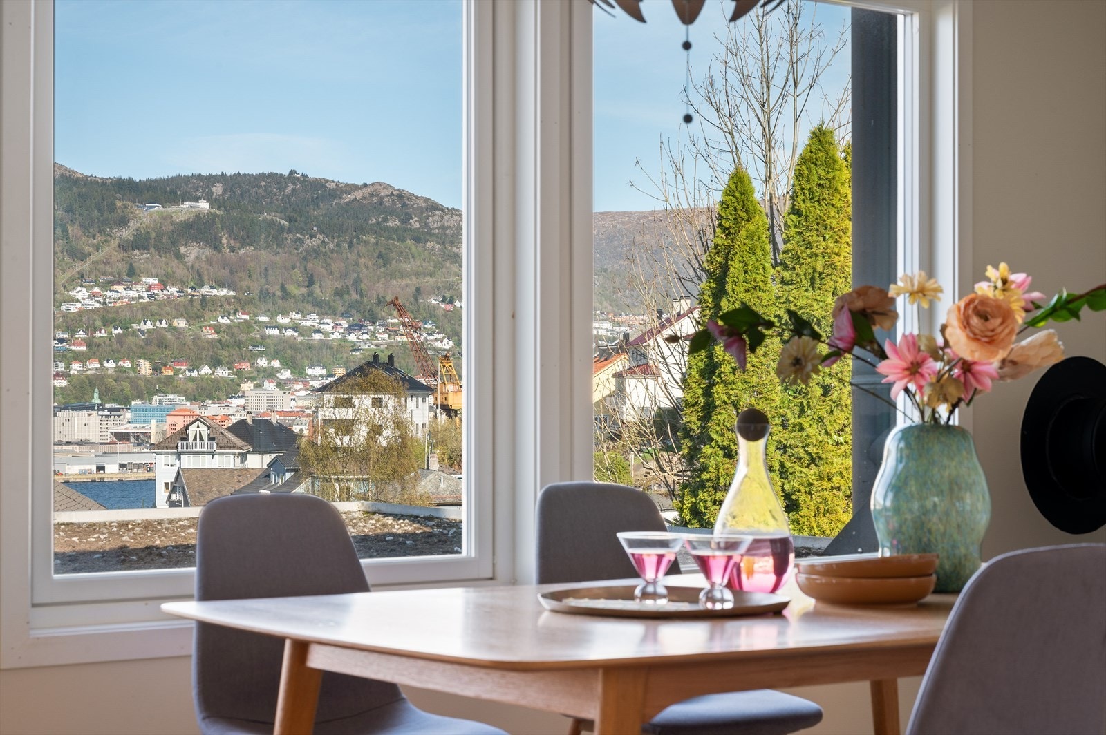 - Boligen kan skilte med nydelig utsikt over nærområdet, sjø og mot Fløyen - Galleribilde