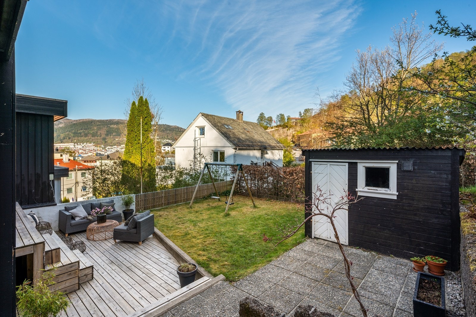 - Boligen kan blant annet skilte med solrike uteplasser, hagedel og parkering i garasje - Galleribilde