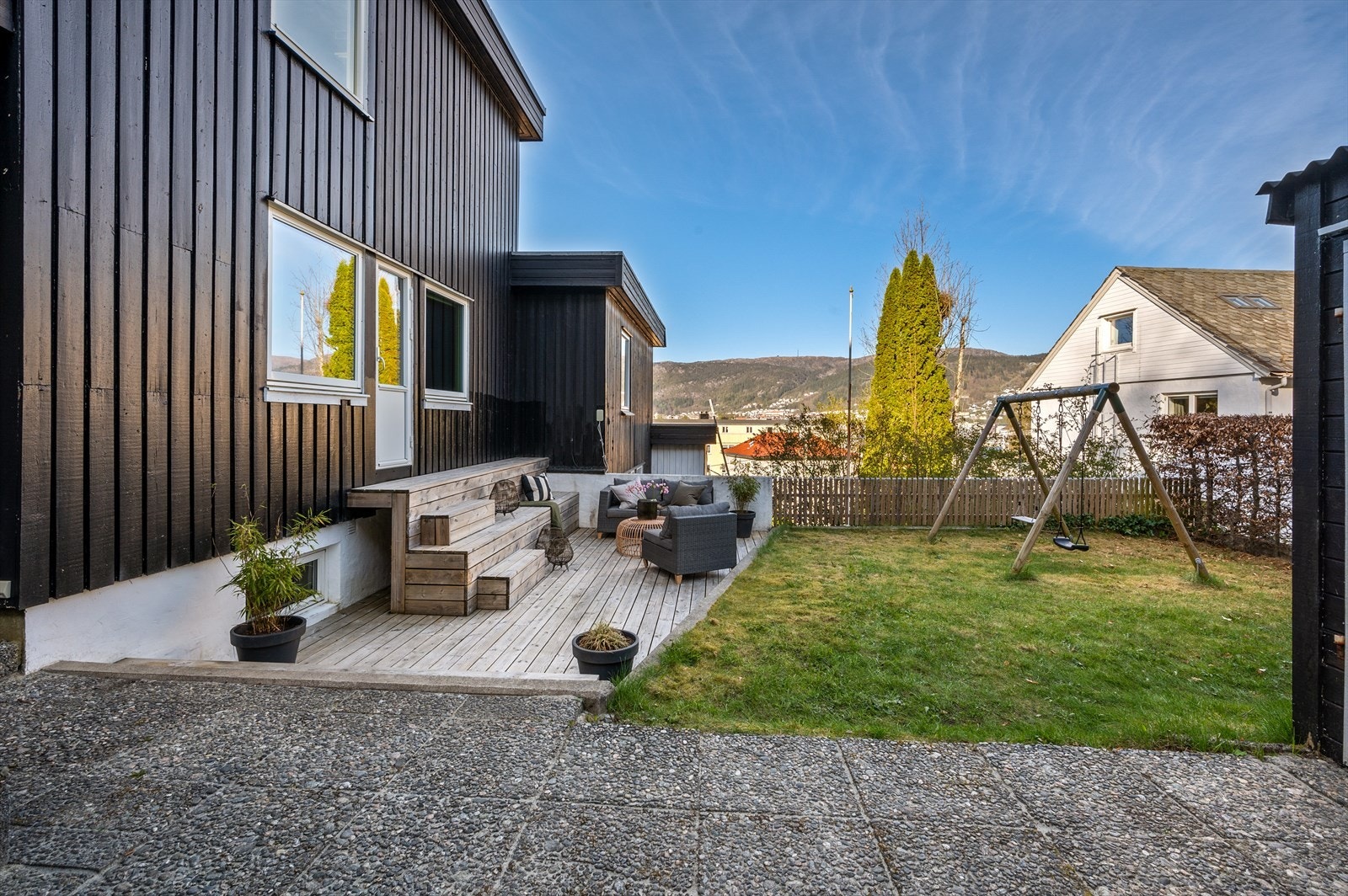 - God plass til ønsket utemøblement i ulike soner, samt lekestativ o.l. til glede for barna - Galleribilde