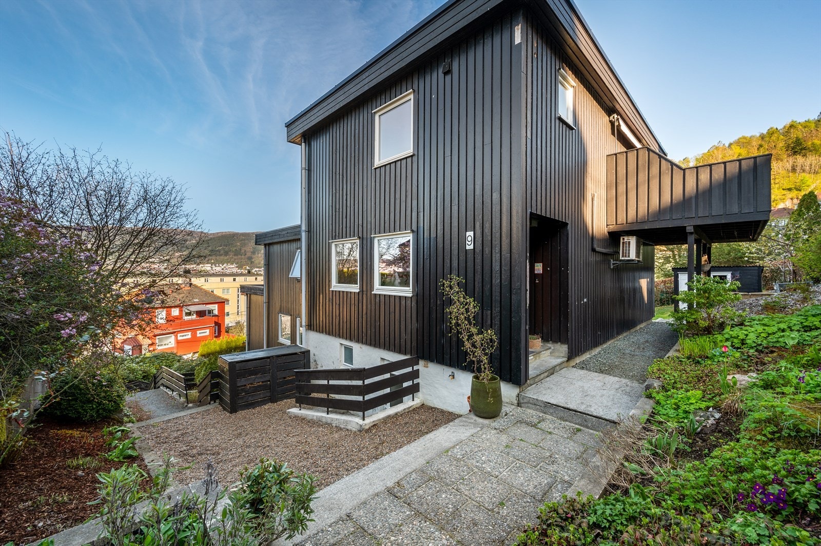 - Et nydelig rekkehus over 3 plan i et etablert og attraktivt boligområde - Galleribilde