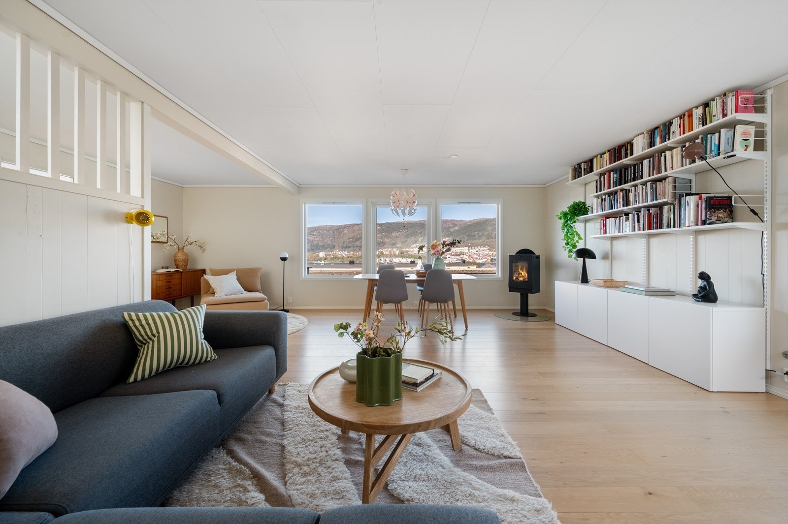 - Stuen har en praktisk løsning med naturlige soneinndelinger. Selger opplyser om at stuen har gulvvarme fra eswa - Galleribilde