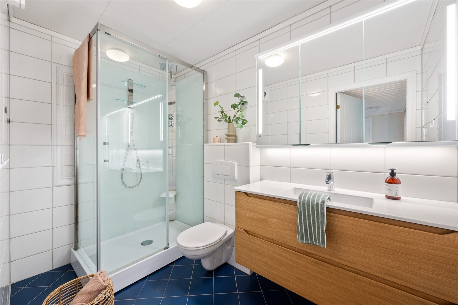 - Helfliset baderom med behagelig varme i gulv - Galleribilde