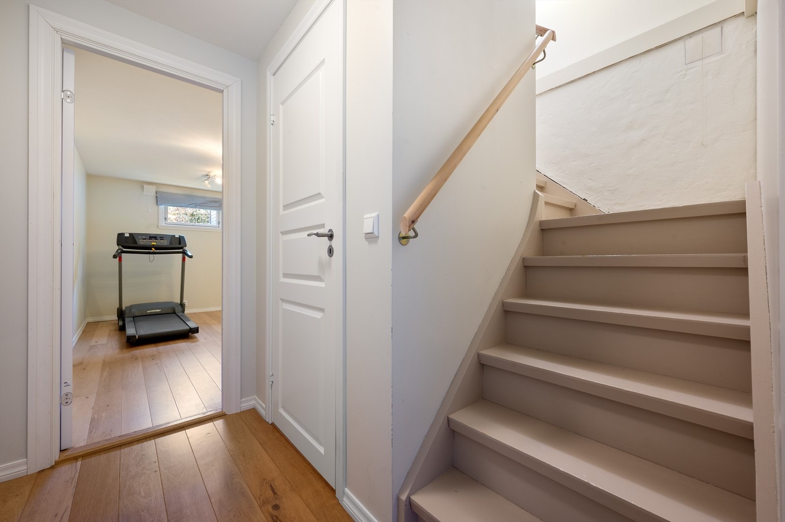 - Underetasjen inneholder vaskerom, trapperom/gang og bod - Galleribilde