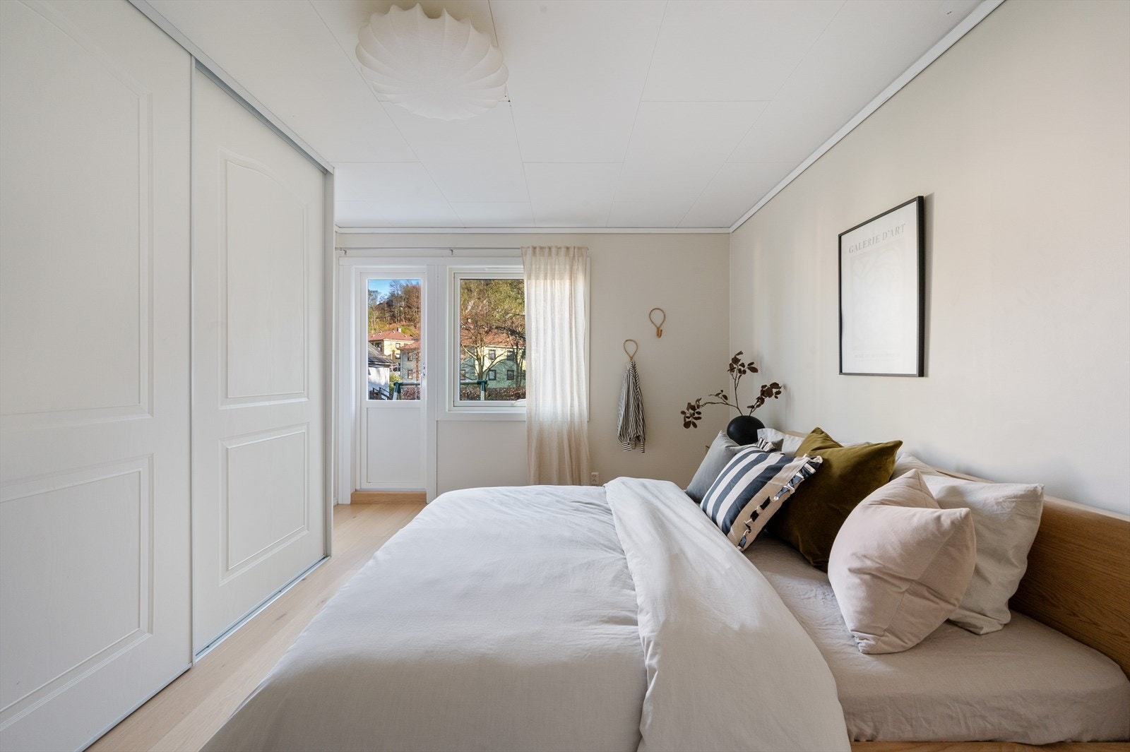 - Hovedsoverommet måler hele 15m². Merk terrassedør (ny i 2018) ut til markterrasse og hage - Galleribilde