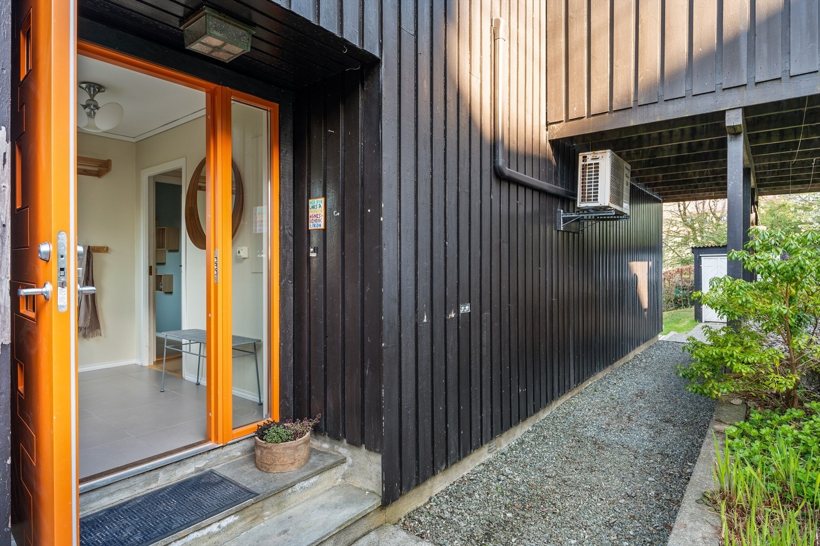 - Inngangspartiet er pent opparbeidet og innbydende - Galleribilde