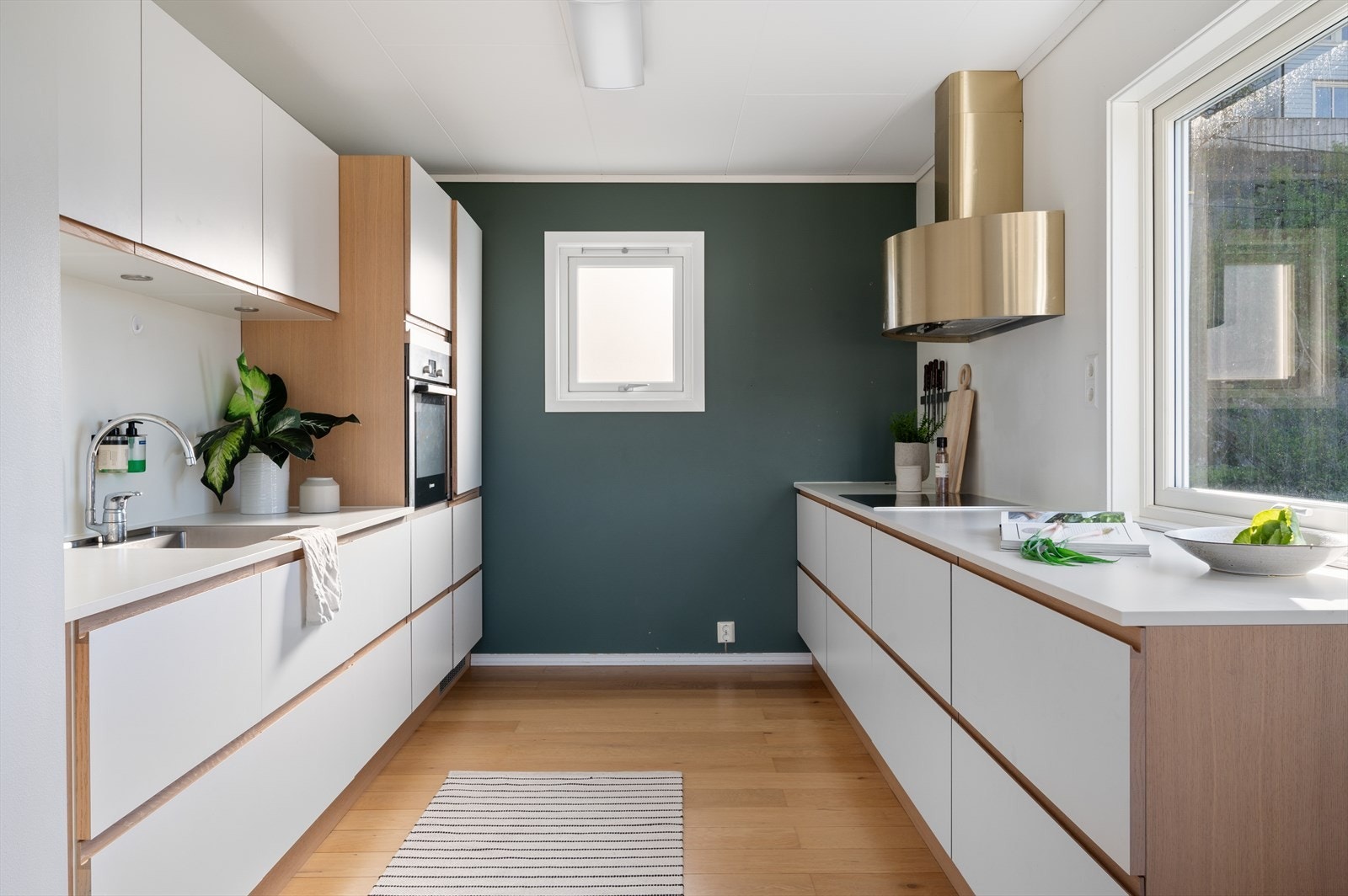 - Kjøkkenet er fra 2017 og har en moderne og tidløs innredning med slette fronter og benkeplate av laminat - Galleribilde