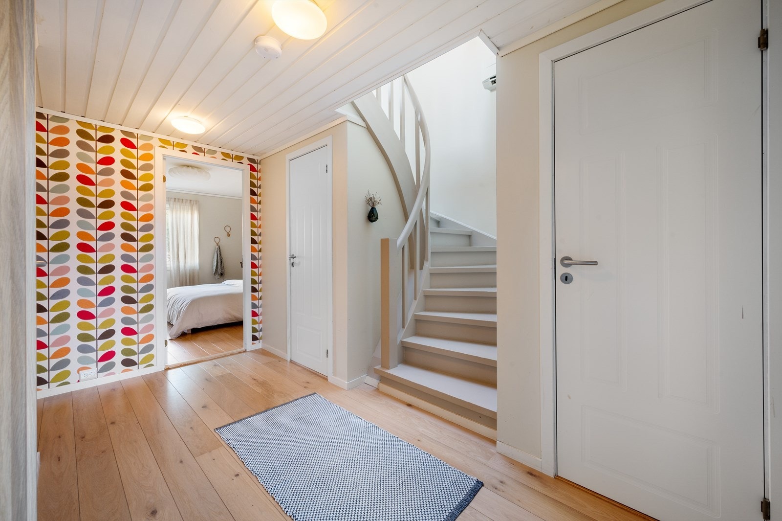 - 1. etasje inneholder entré, gang/trapperom, 3 soverom, toalettrom, bad og bod - Galleribilde