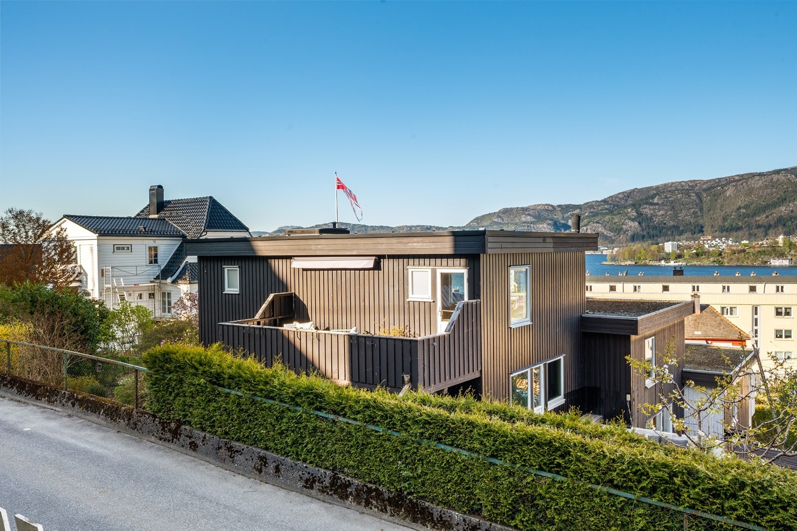 - Bosett deg i et rolig men likevel svært sentralt boligområde med kort vei til "alt" du skulle behøve i hverdagen - Galleribilde