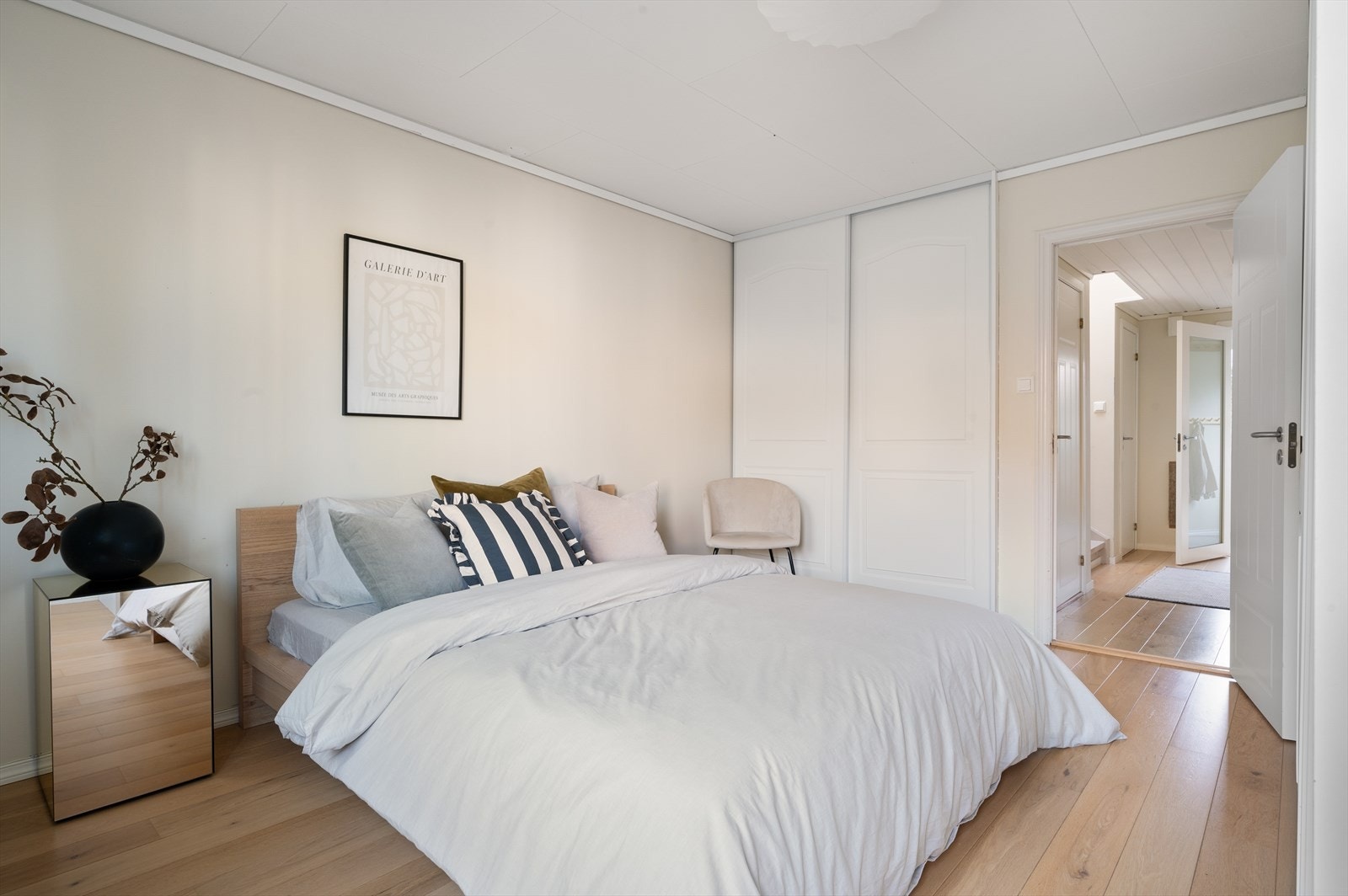 - Du har ellers god plass til dobbeltseng i ønsket størrelse samt øvrig møblement - Galleribilde