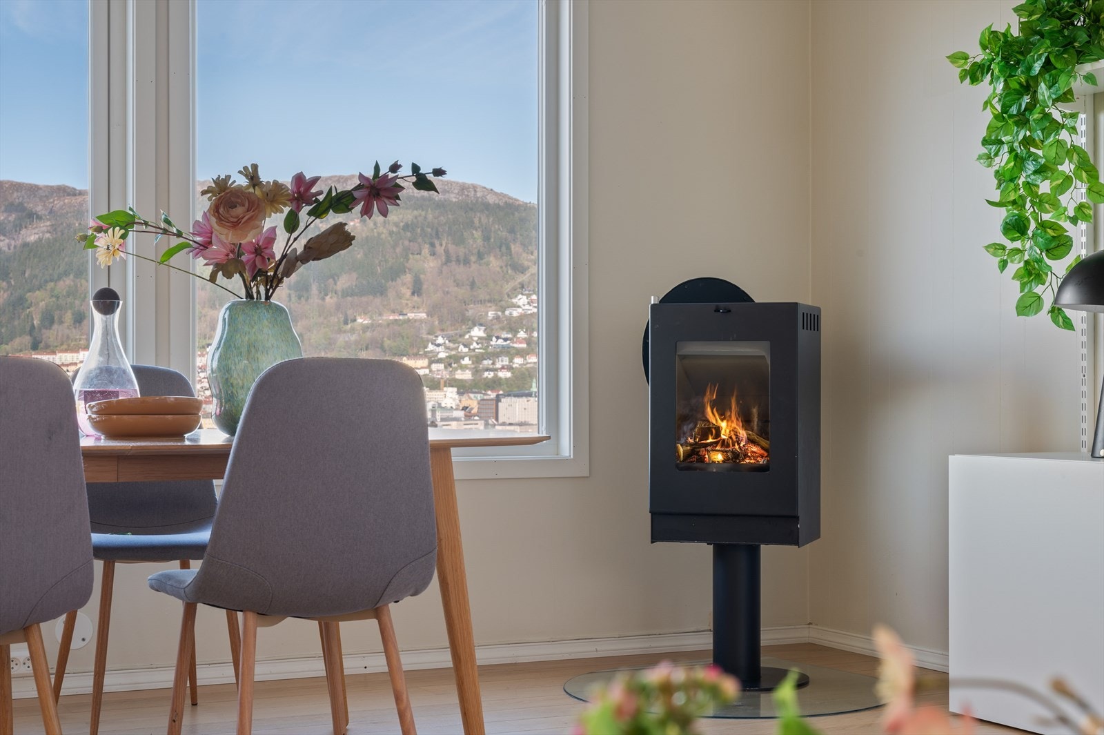 - Peis i stue sørger for lavere strømkostnader, en behagelig innetemperatur og ikke minst ekstra hygge - Galleribilde