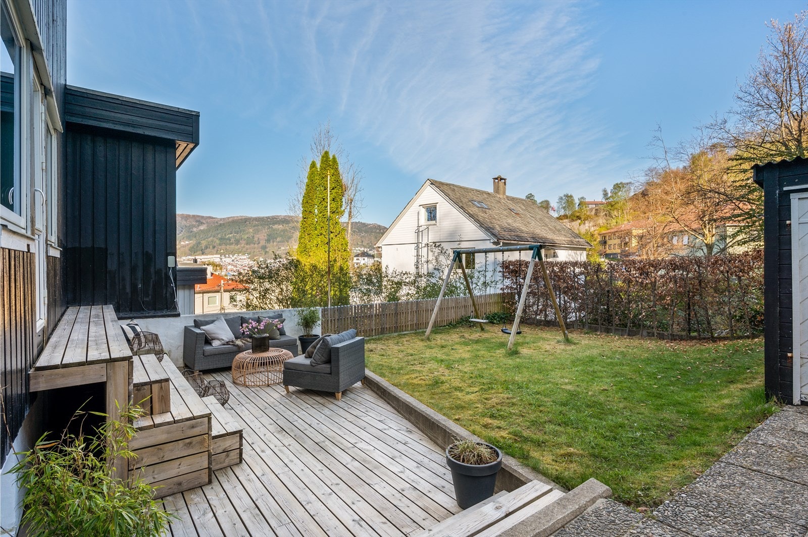 - Herlig markterrasse (ny i 2020) med spesialsnekret trapp/sittebenk (ny i 2022) - Galleribilde