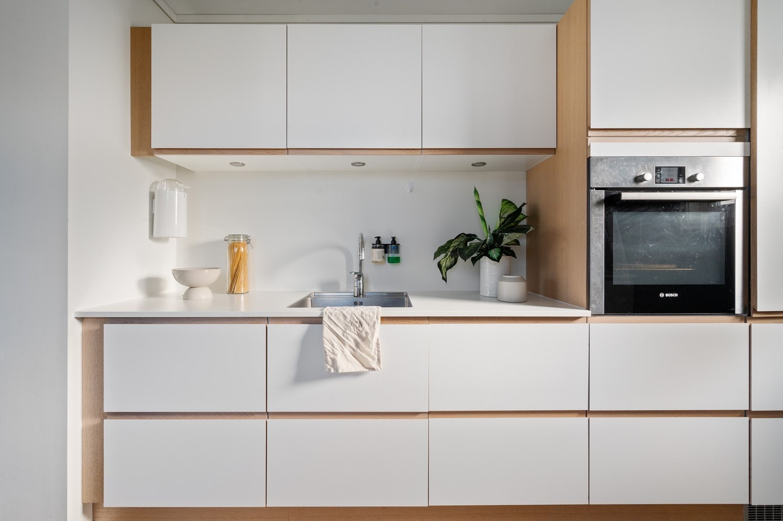 - Ny eier får gleden av integrert induksjon platetopp, stekeovn, oppvaskmaskin og kjøle-/fryseskap - Galleribilde