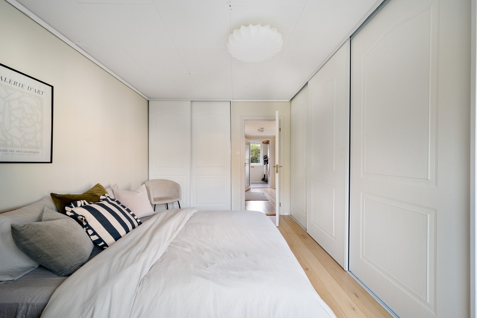 - Merk rikelig med oppbevaring i integrert garderobeløsning - Galleribilde