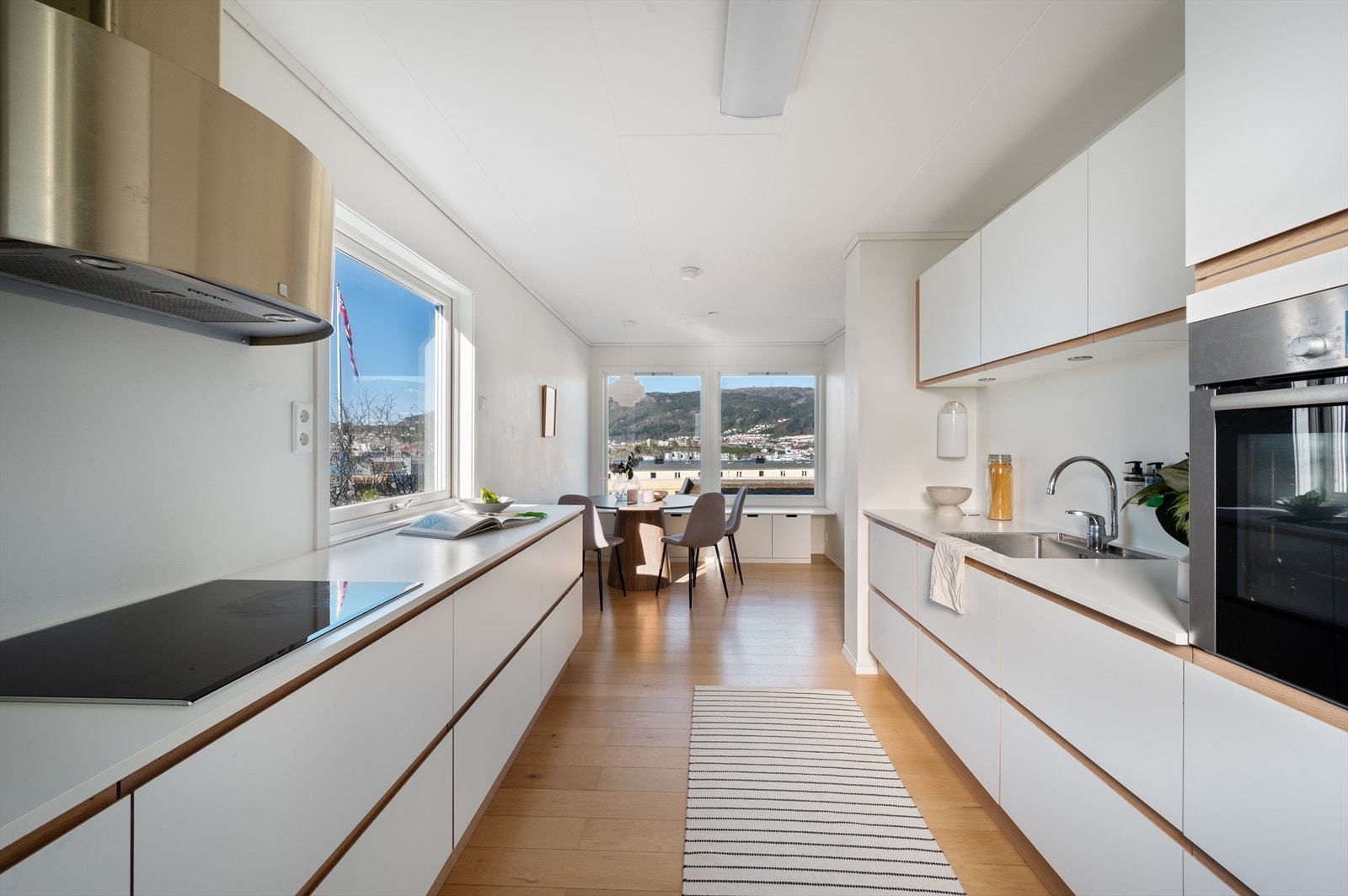 - Merk de generøse vindusflatene vendt mot 2 ulike himmelretninger, noe som sørger for rikelig med verdifullt lysinnslipp. Du kan også nyte utsikten direkte fra kjøkkenet - Galleribilde