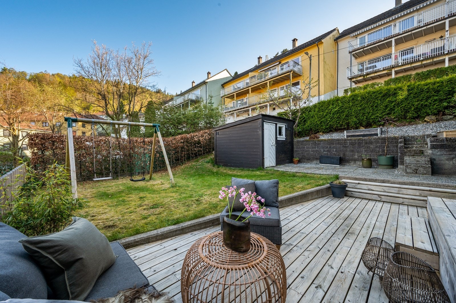 - Merk utvendig bod på 7m² - svært praktisk for oppbevaring av gressklipper, hageredskaper o.l. - Galleribilde