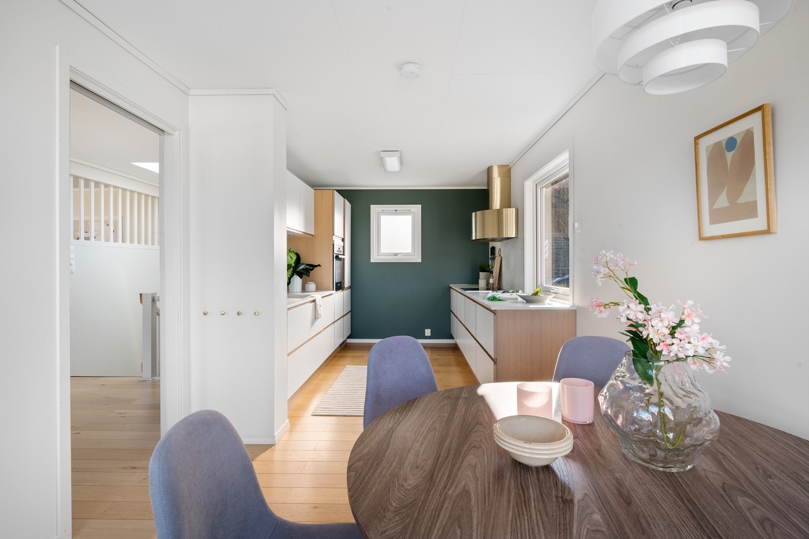 - God plass til et hyggelig frokostbord på kjøkkenet - Galleribilde