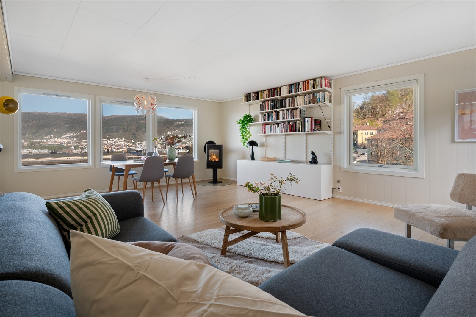 - Merk at stuen har vindusflater vendt mot 3 ulike himmelretninger, noe som sørger for en fantastisk romfølelse - Galleribilde