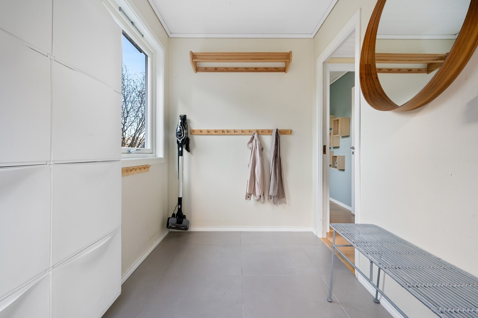 - Entréen måler 4,5m² og har praktiske fliser og behagelig varme i gulv - Galleribilde