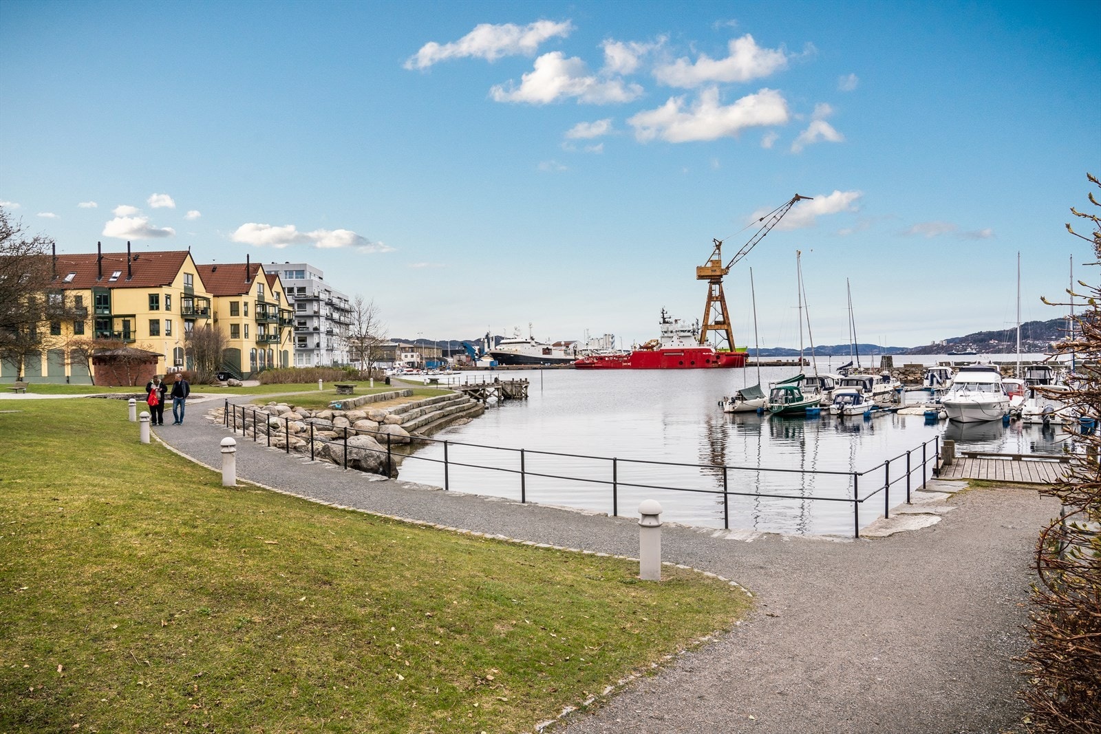 - Spaser langs promenaden og nyt den spennende cruise- og shippingtrafikken - Galleribilde