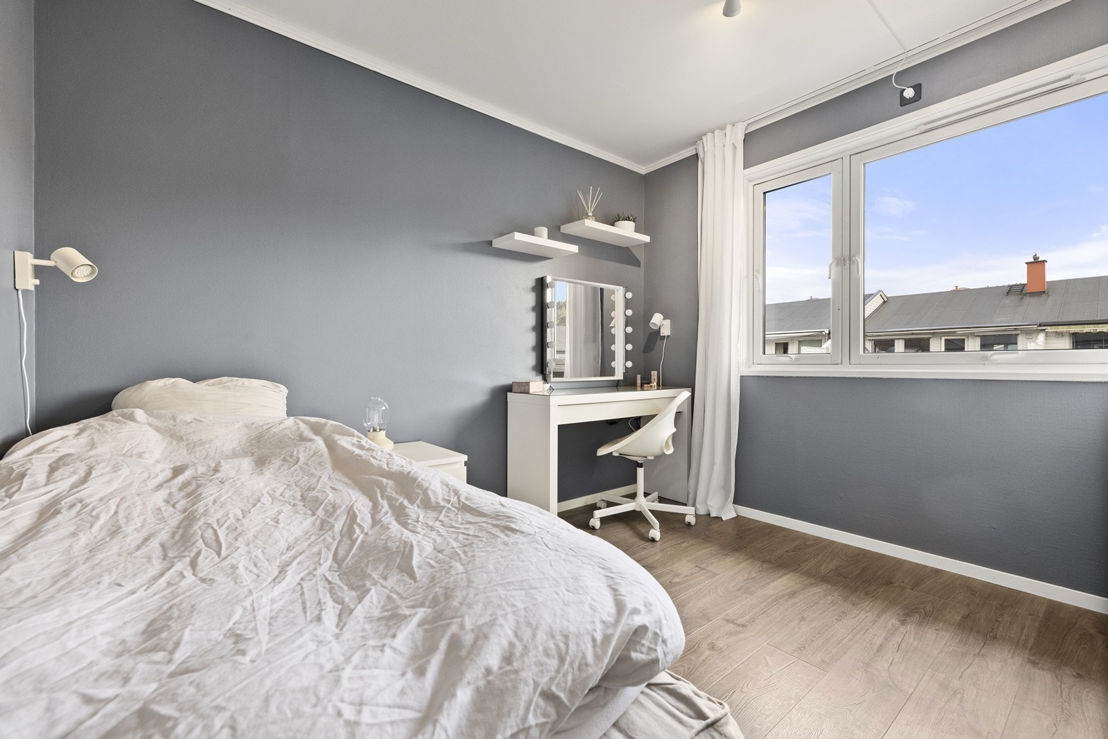 Soverom IIII er innbydende i en blågrå tone og med mye gulvplass. Galleribilde