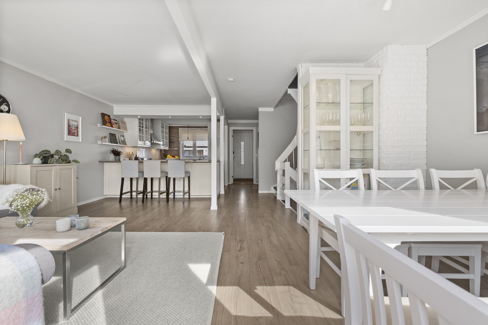 Kjøkken i kombinasjon med stue og med en smart barløsning. Galleribilde