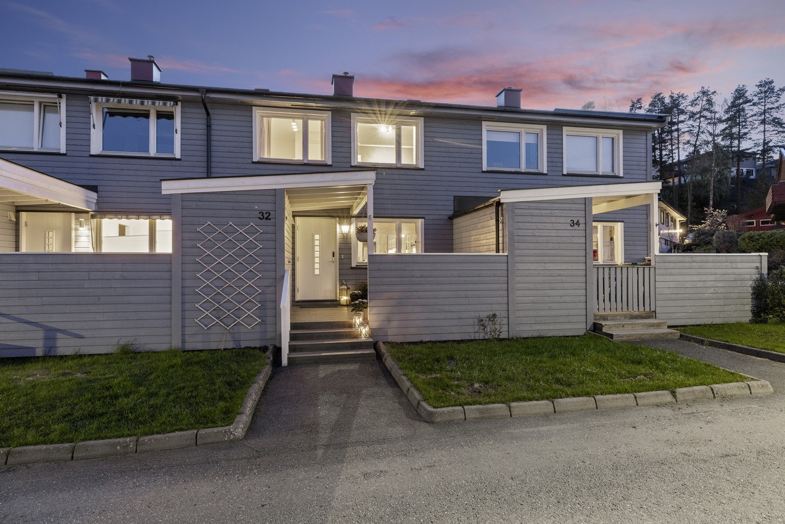 Inngangsparti med terrasse og utebod. Galleribilde