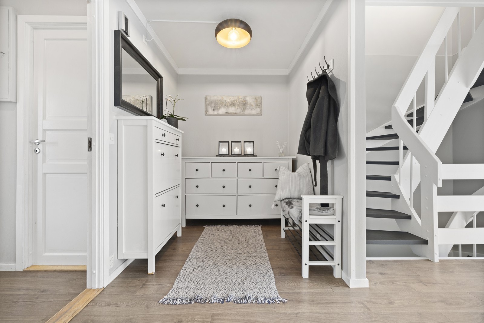 Vindfang og entré med mulighet for oppheng av yttertøy og plassering av sko. Galleribilde