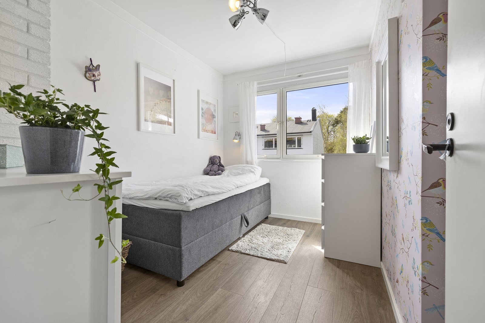 Soverom II har en sjarmerende tapet og godt med oppbevaring. Galleribilde