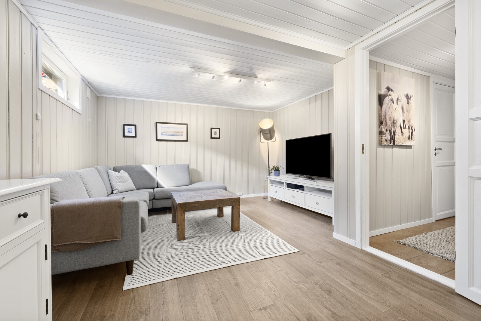 Innredet rom benyttet som kjellerstue. Rommet er ikke godkjent som rom for varig opphold. Galleribilde